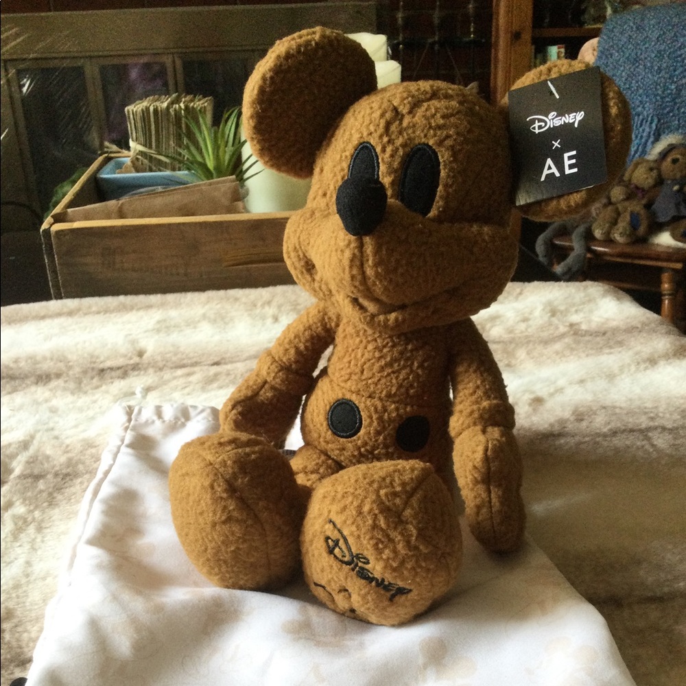 🆕 Disney x AE Plush Mickey Mouse 🤎🖤
